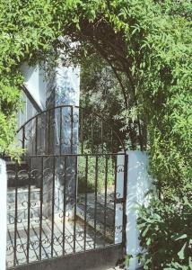 una puerta de hierro delante de una casa en Vintage Apartment mit Herz, en Pyrgadikia