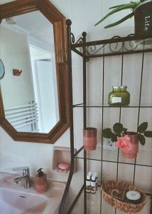 y baño con lavabo y espejo. en Vintage Apartment mit Herz, en Pyrgadikia