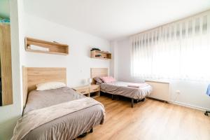 1 Schlafzimmer mit 2 Betten und einem Fenster in der Unterkunft Micampus Logroño in Logroño