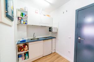 Kuchyň nebo kuchyňský kout v ubytování Micampus Logroño Student Residence