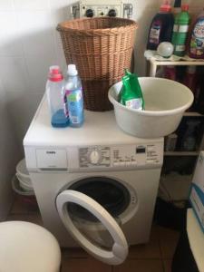 - un lave-linge avec un bol dans l'établissement Wo München am schönsten ist, à Grünwald