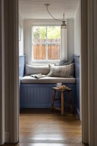 asiento junto a la ventana en una habitación con mesa en Millingtons House, en Orford