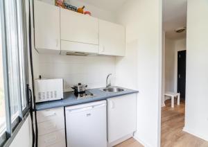 Kuchyň nebo kuchyňský kout v ubytování Micampus Logroño Student Residence