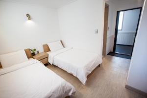 Tempat tidur dalam kamar di Petercat Hotel Shinchon