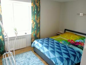 sypialnia z łóżkiem i oknem w obiekcie Apartament 4U - Azyl Arkadia w mieście Suwałki