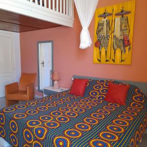 1 dormitorio con 1 cama grande con una manta colorida en Havre De Paix, en Somone