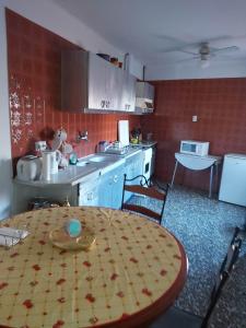 una cocina con mesa y una cocina con mesa y sillas en Ebro Valley Apartment, en Móra d'Ebre