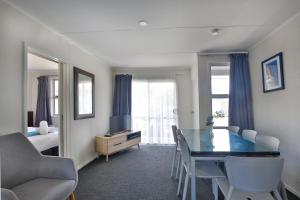Posezení v ubytování Lake Breeze Motel