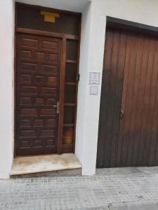 dos puertas de madera en un edificio contiguo en Ebro Valley Apartment, en Móra d'Ebre