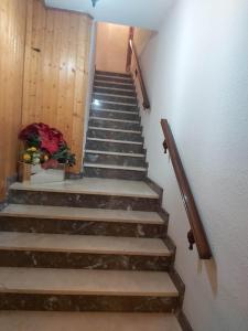 una escalera con un ramo de flores al lado en Ebro Valley Apartment, en Móra d'Ebre