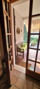 una porta aperta su un soggiorno con divano di Al Parco a San Benedetto Po