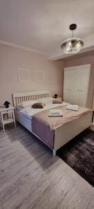 a bedroom with a large bed in a room at Alexys Top Residence Predeal in Predeal