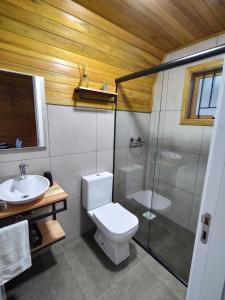 een badkamer met een toilet en een wastafel bij Chalé Magia das Hortênsias in Canela