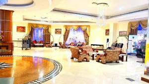 una gran sala de estar con muebles y una lámpara de araña. en Moon Valley Hotel Apartment - Bur Dubai, Burjuman, en Dubái