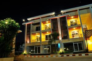 een groot appartementencomplex 's nachts met verlichting bij Boonjumnong Modern Apartment in Chaweng Beach