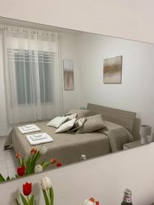 ein Spiegelreflex aus einem Schlafzimmer mit einem Bett in der Unterkunft Appartamento Mirsie in Bologna