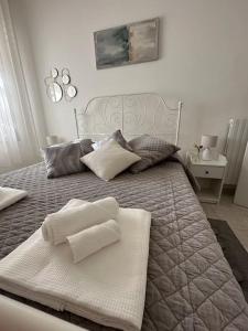 ein Schlafzimmer mit einem Bett mit zwei Handtüchern darauf in der Unterkunft Appartamento Mirsie in Bologna