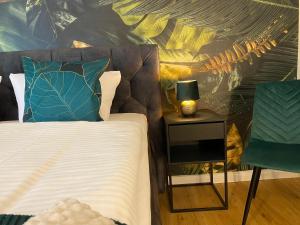 Schlafzimmer mit einem Bett mit Wandgemälde in der Unterkunft Traumhaus Wernigerode mit Sauna und Kamin in Wernigerode