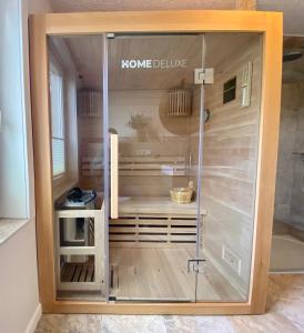 - une douche avec une porte en verre dans la chambre dans l'établissement Traumhaus Wernigerode mit Sauna und Kamin, à Wernigerode