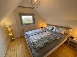 1 dormitorio con 1 cama grande en el ático en Ferienhuus En Söten, en Bedekaspel