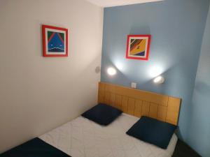 Afbeelding uit fotogalerij van REF 050 - Appartement pour quatre personnes avec terrasse proche plage port Crouesty ARZON in Arzon