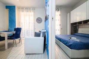 um quarto com uma cama, uma secretária e uma mesa em Appartamento Luci d'Artista em Vietri