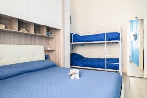 um quarto com 2 beliches e lençóis azuis em Appartamento Luci d'Artista em Vietri