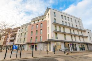 un bâtiment au coin d'une rue dans l'établissement Appart'City Confort Nantes Cité des Congrès, à Nantes