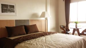 Een bed of bedden in een kamer bij Neo km10โรงแรมที่พักใกล้สนามบินอู่ตะเภา แสมสาร สัตหีบ บ้านฉาง