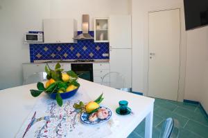Una cocina o zona de cocina en Amalfi Coast Ncopp' a' Scalinatella