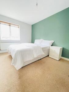 una camera da letto con un grande letto bianco e una finestra di Mezzo House- Entire property a Coventry