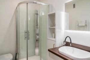 a bathroom with a shower and a sink at Fauriel Paul - Appartement moderne et spacieux in Saint-Étienne