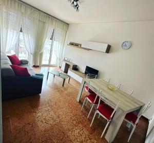 uma sala de estar com uma mesa e um sofá em Love Loft casa vacanza lecco em Lecco