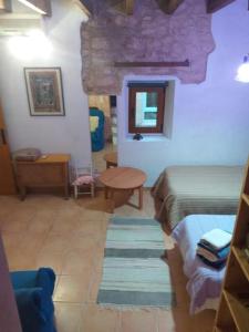 a bedroom with two beds and a table in a room at Charming Townhouse 7 PAX WIFI/AIRCON - Ca's Padrí in Llucmajor