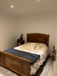 Katil atau katil-katil dalam bilik di Maison moderne a la campagne