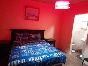 Ένα ή περισσότερα κρεβάτια σε δωμάτιο στο Cozy guesthouse springs
