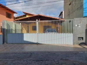 a white fence in front of a house at Casas 5 min a pé da praia in Natal