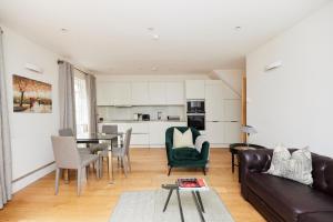 sala de estar con sofá y mesa en The Bayswater Nook - Stylish 1BDR Flat, en Londres