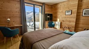 a bedroom with a bed and a view of a mountain at Balcons de Sorgeat - Chambres d'hôtes in Sorgeat