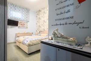 a bedroom with a bed and a statue on a desk at Casa Maggio in Vietri sul Mare