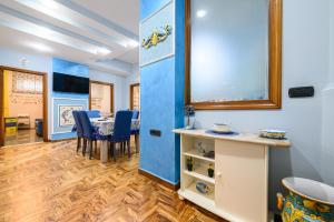 a dining room with a table and blue walls at Casa Maggio in Vietri