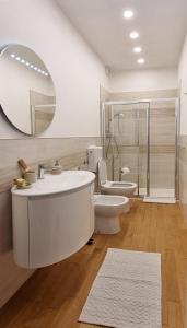 a bathroom with a sink and a toilet and a mirror at Al Parco in San Benedetto Po