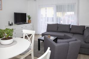 salon z kanapą i stołem w obiekcie Apartmani i Sobe Kočiš w mieście Bjelovar