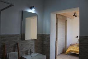 uma casa de banho com um lavatório e um espelho em Agriturismo Mimosa em Rispescia