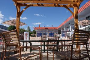 an outdoor patio with a table and chairs at Riverside Motel in Penticton