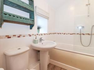 y baño con lavabo, aseo y bañera. en Garden Cottage, en Chathill 28 fotos más