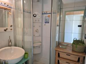 Ένα μπάνιο στο REF 012 - Bel appartement pour quatre personnes vue port Crouesty ARZON