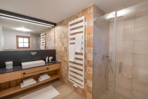 uma casa de banho com um lavatório e um chuveiro em Landhaus Wiederkehr em Oberstdorf
