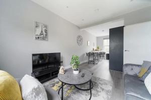 a living room with a couch and a table at Stunning 3 Bed 3 Bath Townhouse In City Centre in London