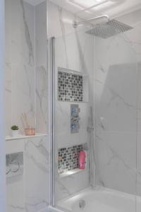 a shower with a glass door in a bathroom at Stunning 3 Bed 3 Bath Townhouse In City Centre in London